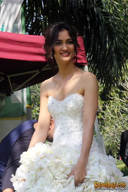 Foto Atiqah Hasiholan