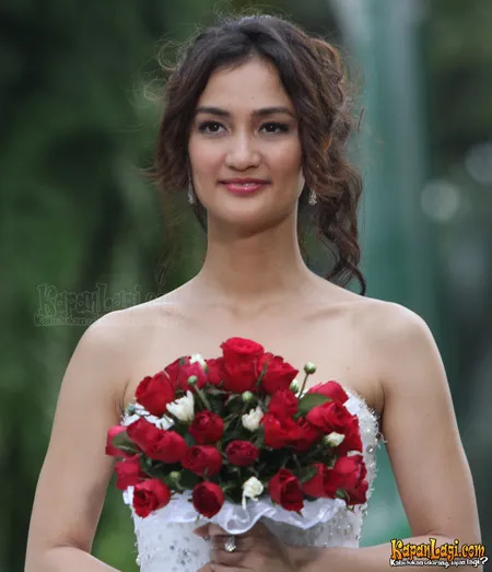 Foto Atiqah Hasiholan