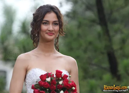 Foto Atiqah Hasiholan