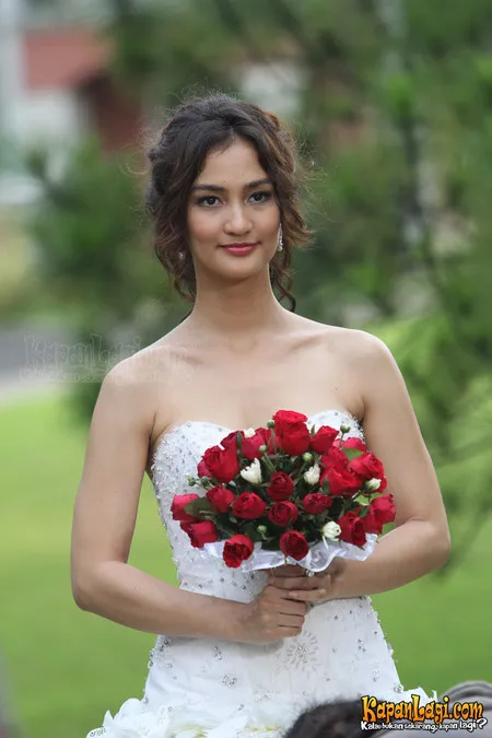 Foto Atiqah Hasiholan