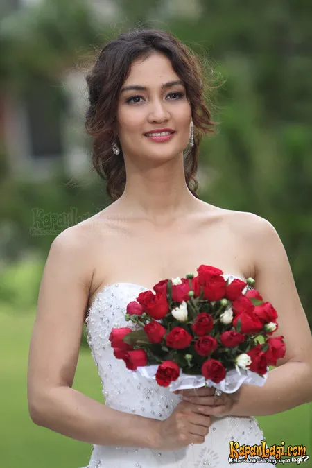 Foto Atiqah Hasiholan