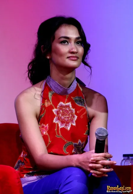 Foto Atiqah Hasiholan