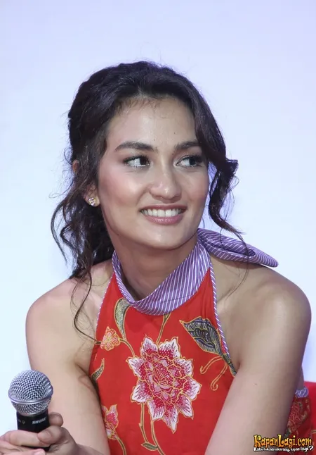 Foto Atiqah Hasiholan