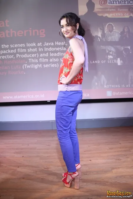 Foto Atiqah Hasiholan