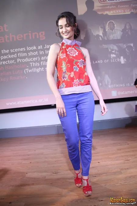 Foto Atiqah Hasiholan