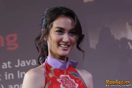 Foto Atiqah Hasiholan