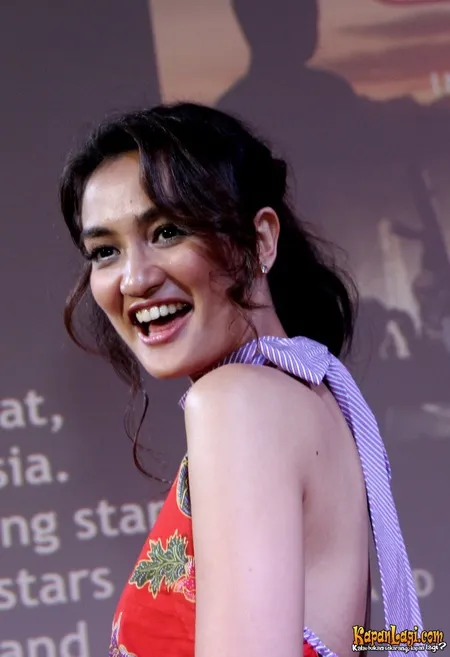 Foto Atiqah Hasiholan