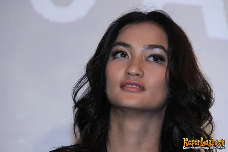 Foto Atiqah Hasiholan