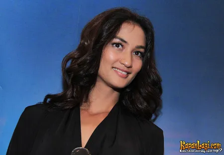 Foto Atiqah Hasiholan