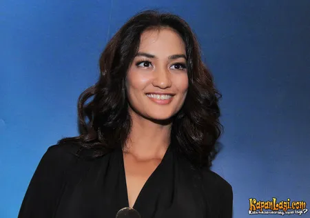 Foto Atiqah Hasiholan