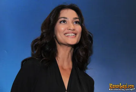 Foto Atiqah Hasiholan