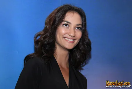 Foto Atiqah Hasiholan