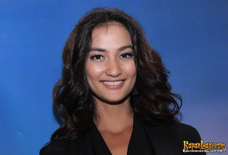 Foto Atiqah Hasiholan