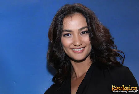 Foto Atiqah Hasiholan