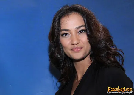 Foto Atiqah Hasiholan