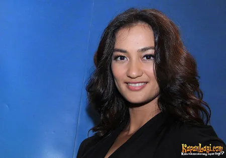 Foto Atiqah Hasiholan