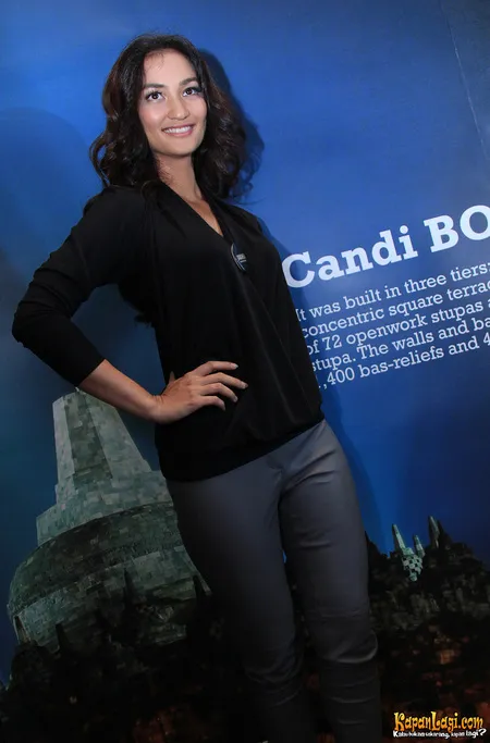 Foto Atiqah Hasiholan