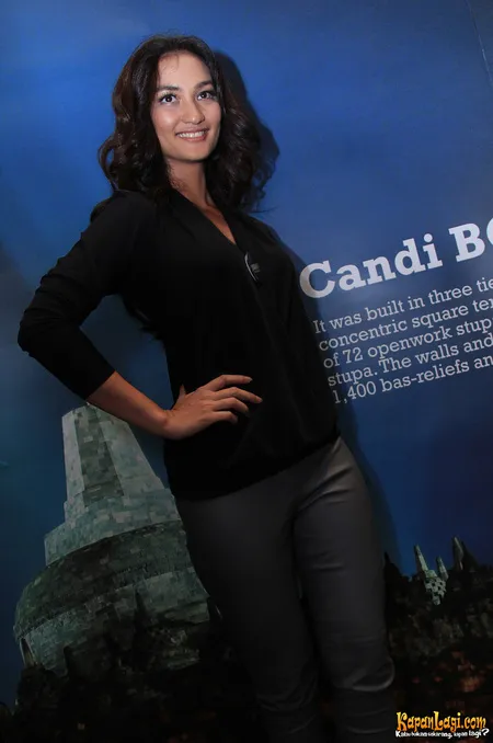 Foto Atiqah Hasiholan