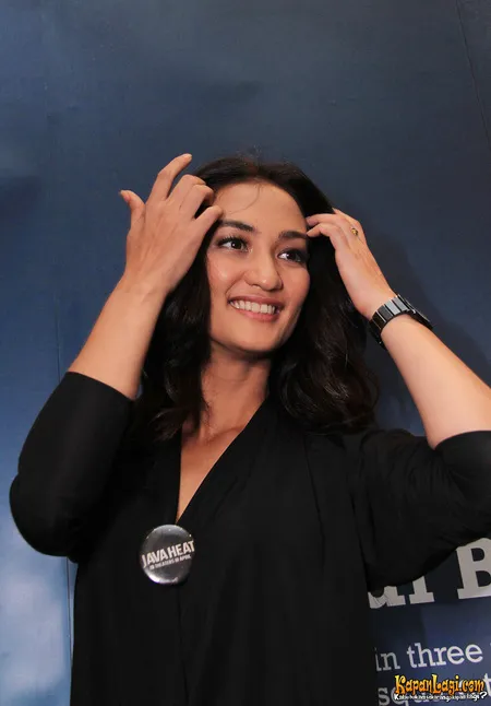 Foto Atiqah Hasiholan