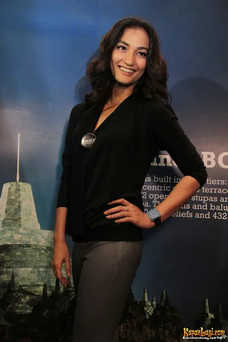 Foto Atiqah Hasiholan