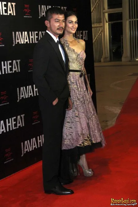 Foto Atiqah Hasiholan