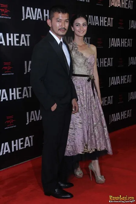 Foto Atiqah Hasiholan