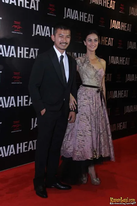 Foto Atiqah Hasiholan