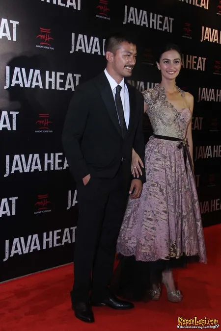 Foto Atiqah Hasiholan