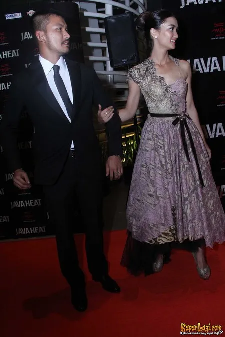 Foto Atiqah Hasiholan