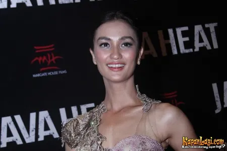 Foto Atiqah Hasiholan