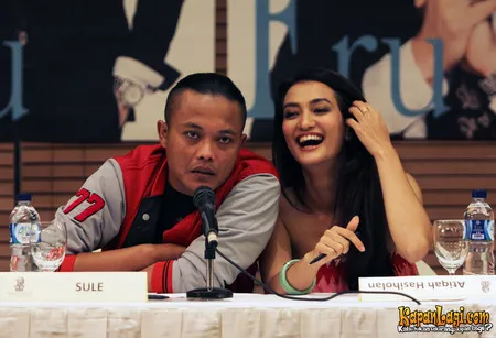 Foto Atiqah Hasiholan