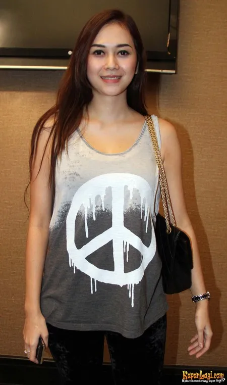 Foto Aura Kasih. Nomor Foto: 540