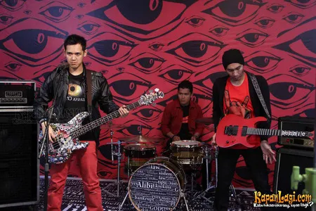 Foto Bondan Prakoso feat Fade2Black