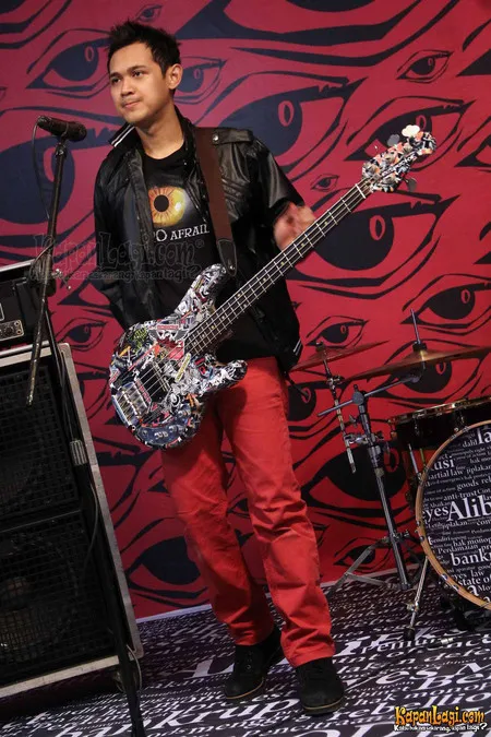 Foto Bondan Prakoso feat Fade2Black
