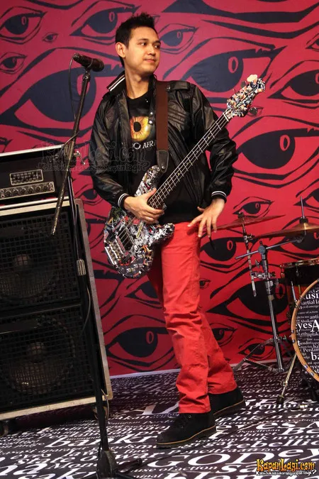 Foto Bondan Prakoso feat Fade2Black
