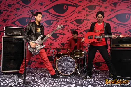 Foto Bondan Prakoso feat Fade2Black