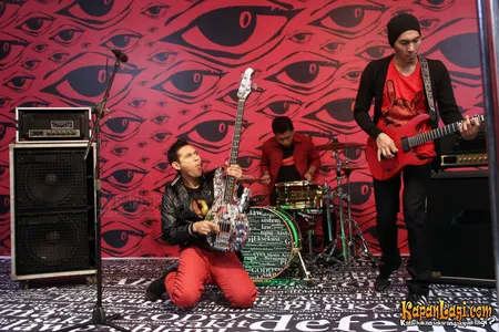 Foto Bondan Prakoso feat Fade2Black