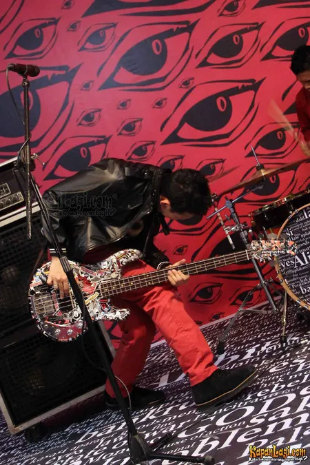 Foto Bondan Prakoso feat Fade2Black