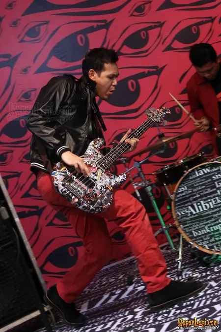 Foto Bondan Prakoso feat Fade2Black