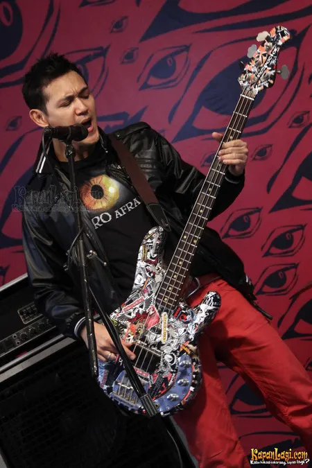 Foto Bondan Prakoso feat Fade2Black