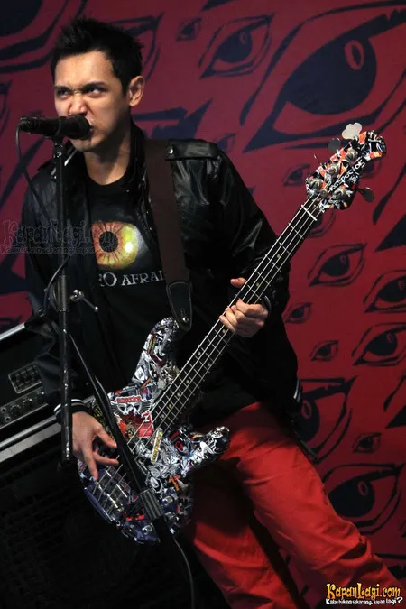 Foto Bondan Prakoso feat Fade2Black