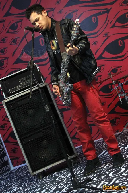 Foto Bondan Prakoso feat Fade2Black