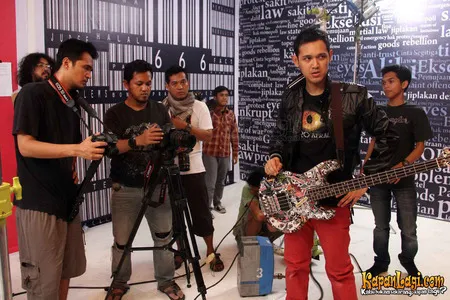 Foto Bondan Prakoso feat Fade2Black