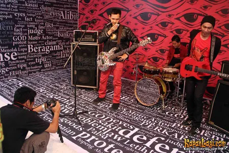 Foto Bondan Prakoso feat Fade2Black