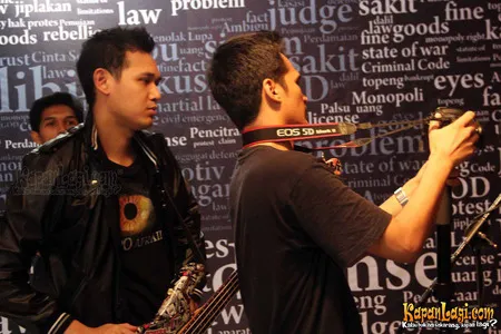 Foto Bondan Prakoso feat Fade2Black