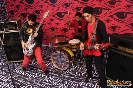 Foto Bondan Prakoso feat Fade2Black