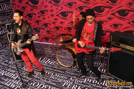 Foto Bondan Prakoso feat Fade2Black