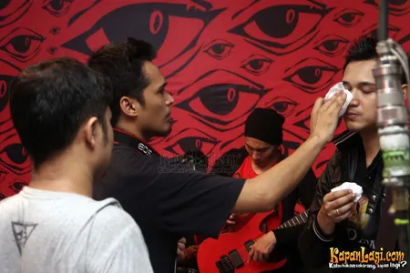 Foto Bondan Prakoso feat Fade2Black