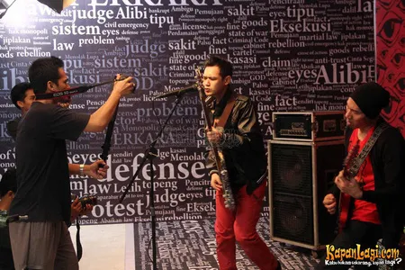 Foto Bondan Prakoso feat Fade2Black