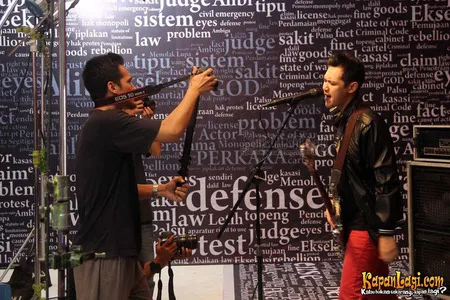 Foto Bondan Prakoso feat Fade2Black